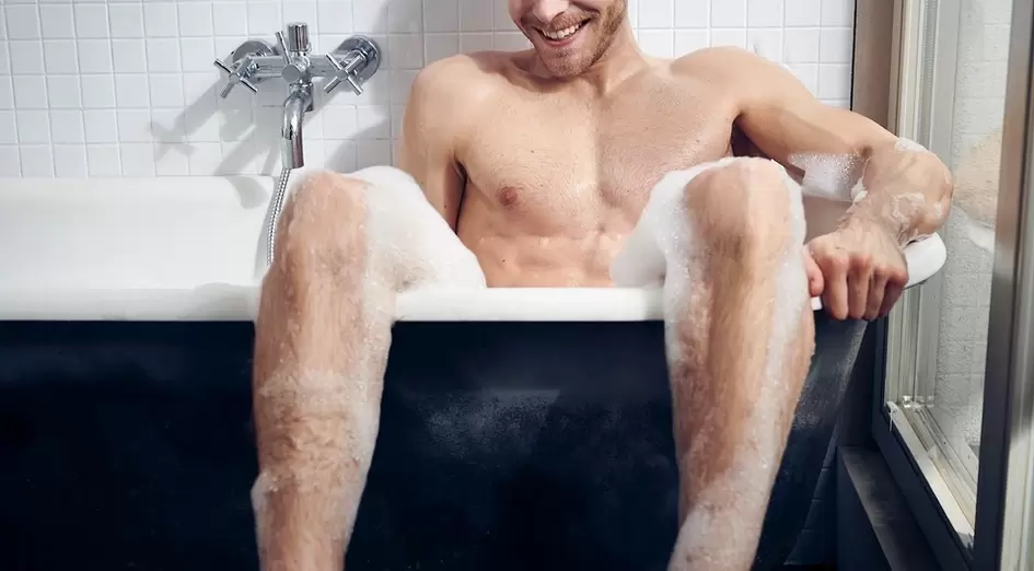 Der Mann nimmt vor der G-Punkt-Stimulation ein Bad