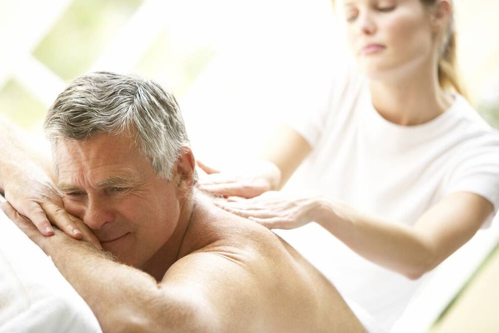 Eine Rückenmassage verbessert das Wohlbefinden und steigert die Potenz des Mannes. 