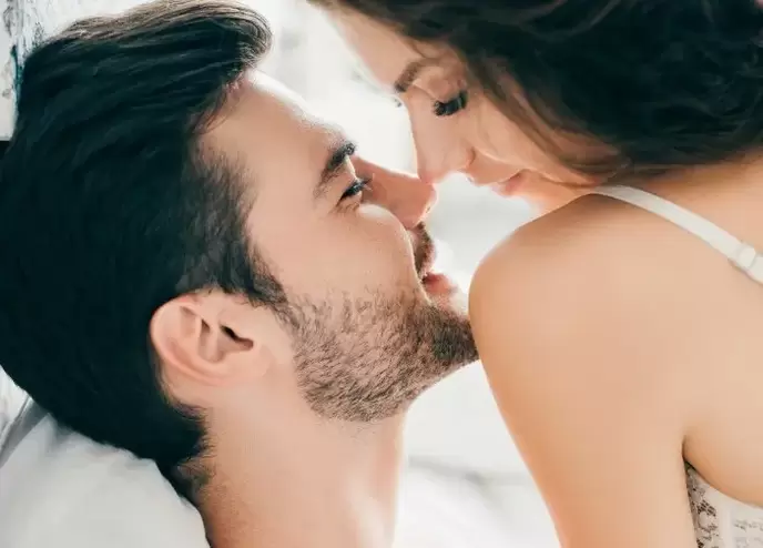 Intimität mit einer Frau löst bei einem Mann sexuelle Erregung aus. 